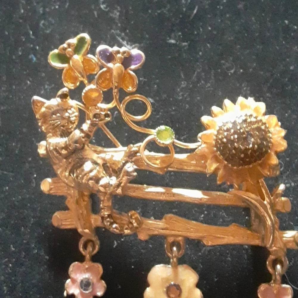 Elegant Gold Tone Cat and Floral Brooch
